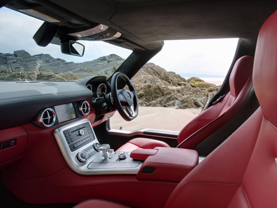  Mercedes-Benz SLS AMG 2010 года  (UK) (фото 14 из 19)